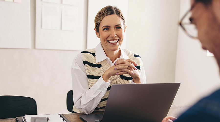 Consultation entre une femme et un homme utilisant Loquii l'ia vocale médicale