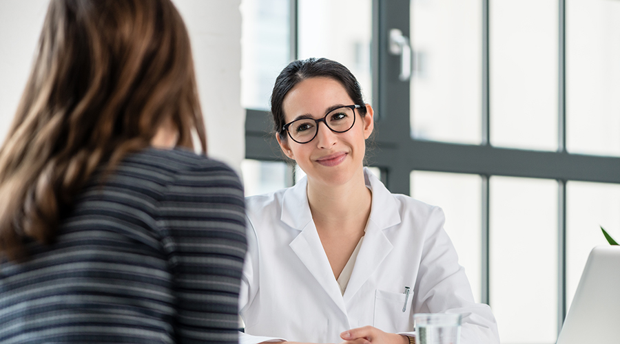 Consultation entre deux femmes utilisant Loquii l'ia vocale médicale